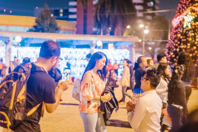 Pedida_de_mano-Engagement-Compromiso-Bodas_Juan_Salazar-Fotografo_de_bodas-Guatemala-Navidad-Arbol-Obelisco-Ciudad