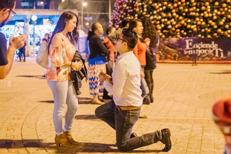Pedida_de_mano-Engagement-Compromiso-Bodas_Juan_Salazar-Fotografo_de_bodas-Guatemala-Navidad-Arbol-Obelisco-Ciudad