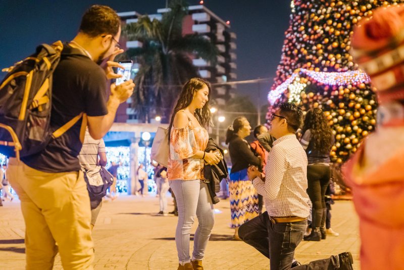 Pedida_de_mano-Engagement-Compromiso-Bodas_Juan_Salazar-Fotografo_de_bodas-Guatemala-Navidad-Arbol-Obelisco-Ciudad