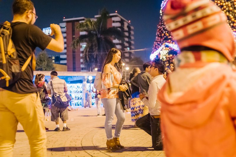 Pedida_de_mano-Engagement-Compromiso-Bodas_Juan_Salazar-Fotografo_de_bodas-Guatemala-Navidad-Arbol-Obelisco-Ciudad