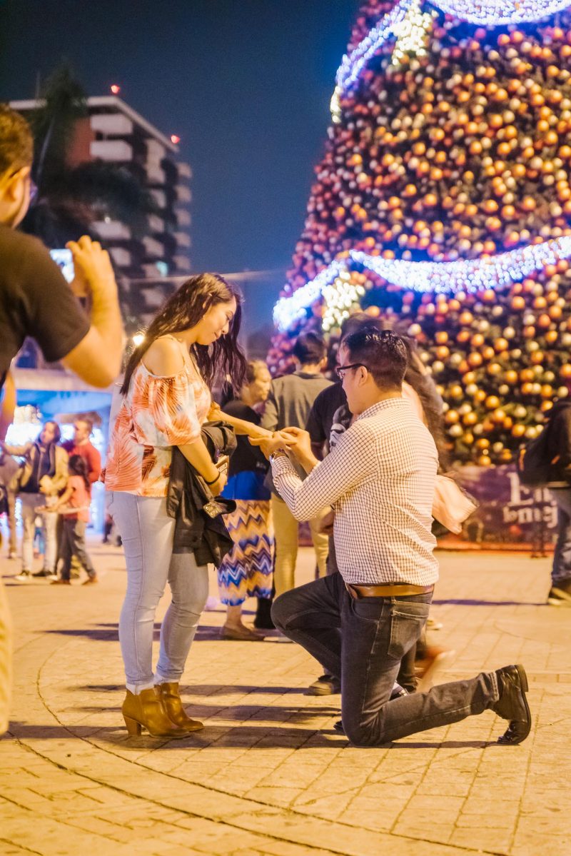Pedida_de_mano-Engagement-Compromiso-Bodas_Juan_Salazar-Fotografo_de_bodas-Guatemala-Navidad-Arbol-Obelisco-Ciudad