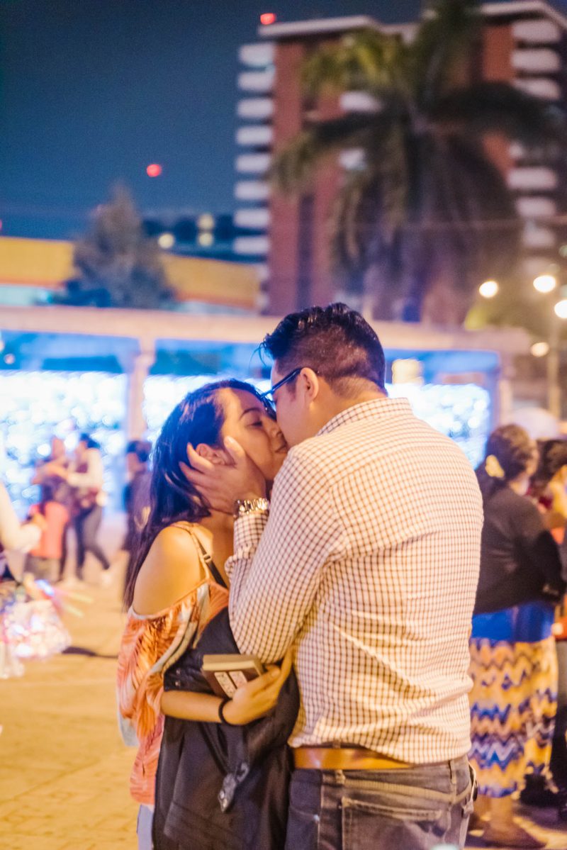 Pedida_de_mano-Engagement-Compromiso-Bodas_Juan_Salazar-Fotografo_de_bodas-Guatemala-Navidad-Arbol-Obelisco-Ciudad