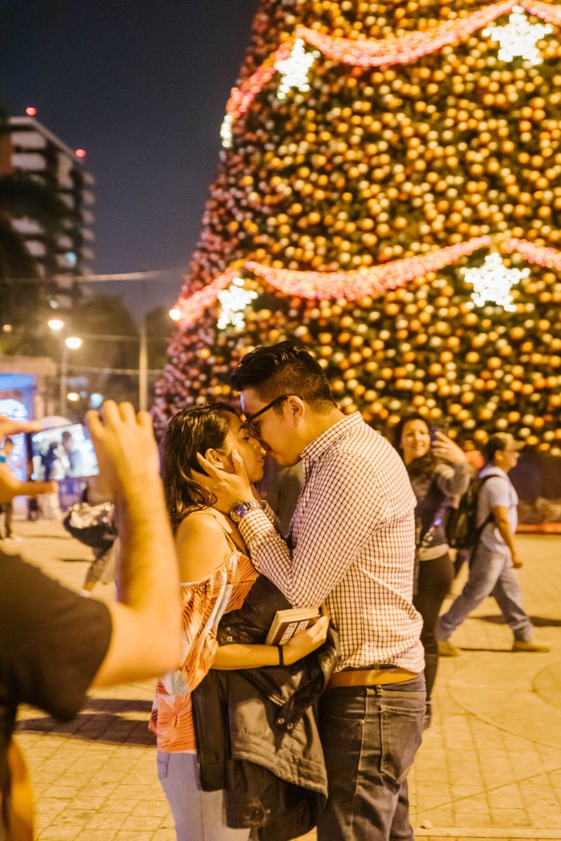 Pedida_de_mano-Engagement-Compromiso-Bodas_Juan_Salazar-Fotografo_de_bodas-Guatemala-Navidad-Arbol-Obelisco-Ciudad