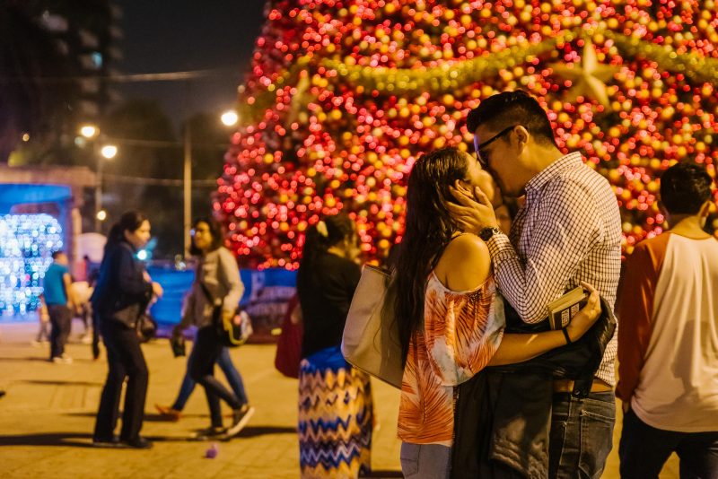 Pedida_de_mano-Engagement-Compromiso-Bodas_Juan_Salazar-Fotografo_de_bodas-Guatemala-Navidad-Arbol-Obelisco-Ciudad