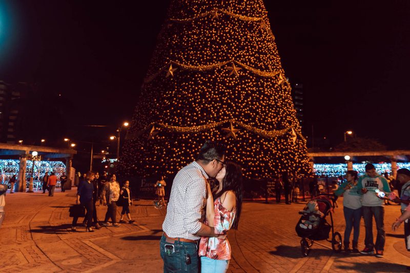 Pedida_de_mano-Engagement-Compromiso-Bodas_Juan_Salazar-Fotografo_de_bodas-Guatemala-Navidad-Arbol-Obelisco-Ciudad