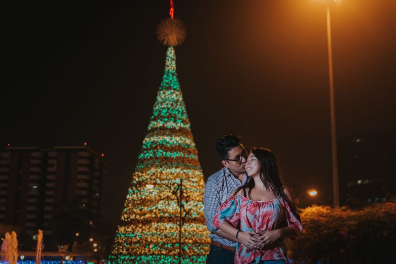 Pedida_de_mano-Engagement-Compromiso-Bodas_Juan_Salazar-Fotografo_de_bodas-Guatemala-Navidad-Arbol-Obelisco-Ciudad