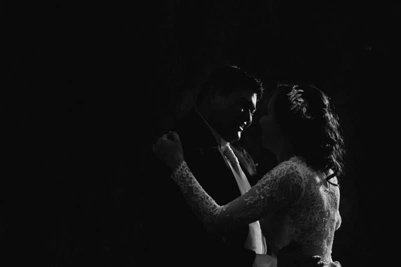 Boda-religiosa-Julio_y_Marella-bodas_Juan_Salazar-wedding-pareja-compromiso-wedding_day-boda-Guatemala-restaurante_el_adobe