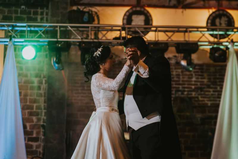 Boda-religiosa-Julio_y_Marella-bodas_Juan_Salazar-wedding-pareja-compromiso-wedding_day-boda-Guatemala-restaurante_el_adobe