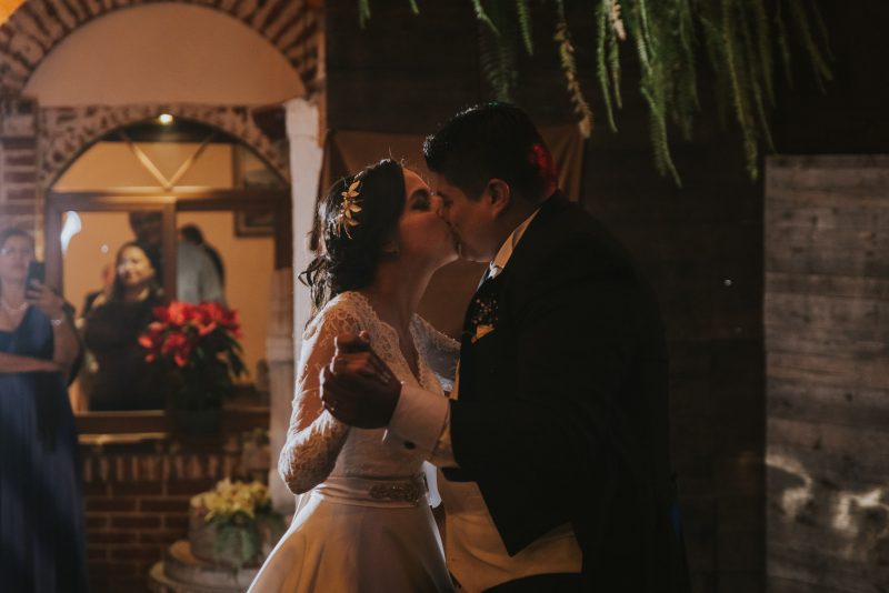 Boda-religiosa-Julio_y_Marella-bodas_Juan_Salazar-wedding-pareja-compromiso-wedding_day-boda-Guatemala-restaurante_el_adobe