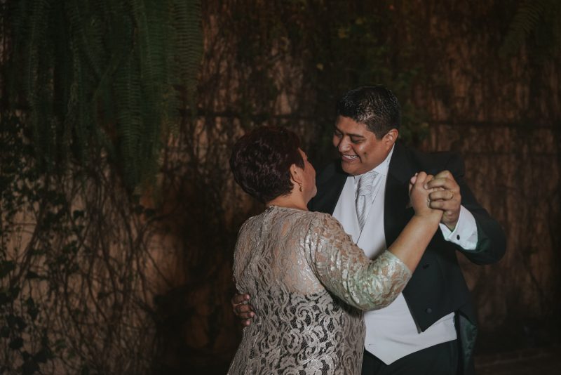 Boda-religiosa-Julio_y_Marella-bodas_Juan_Salazar-wedding-pareja-compromiso-wedding_day-boda-Guatemala-restaurante_el_adobe
