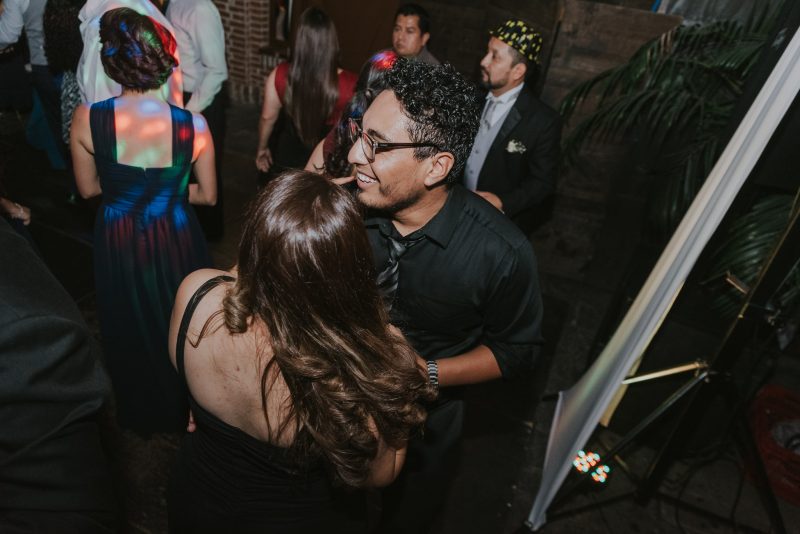 Boda-religiosa-Julio_y_Marella-bodas_Juan_Salazar-wedding-pareja-compromiso-wedding_day-boda-Guatemala-restaurante_el_adobe