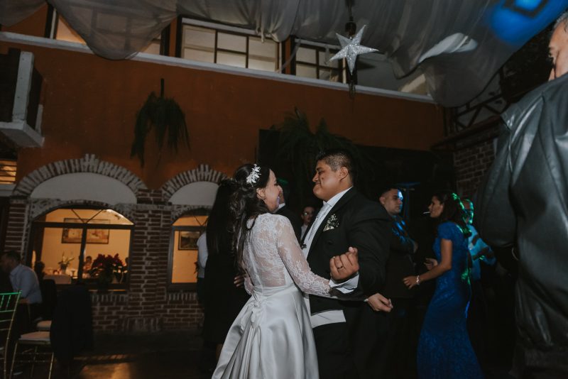 Boda-religiosa-Julio_y_Marella-bodas_Juan_Salazar-wedding-pareja-compromiso-wedding_day-boda-Guatemala-restaurante_el_adobe