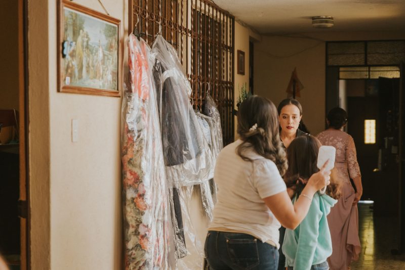 Boda-religiosa-Julio_y_Marella-bodas_Juan_Salazar-wedding-pareja-compromiso-wedding_day-boda-Guatemala-restaurante_el_adobe