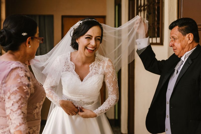 Boda-religiosa-Julio_y_Marella-bodas_Juan_Salazar-wedding-pareja-compromiso-wedding_day-boda-Guatemala-restaurante_el_adobe