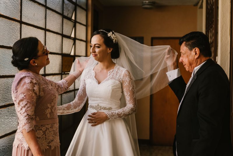 Boda-religiosa-Julio_y_Marella-bodas_Juan_Salazar-wedding-pareja-compromiso-wedding_day-boda-Guatemala-restaurante_el_adobe