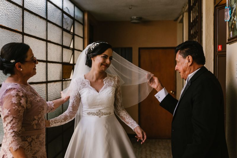 Boda-religiosa-Julio_y_Marella-bodas_Juan_Salazar-wedding-pareja-compromiso-wedding_day-boda-Guatemala-restaurante_el_adobe