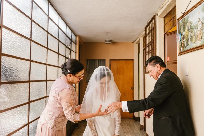 Boda-religiosa-Julio_y_Marella-bodas_Juan_Salazar-wedding-pareja-compromiso-wedding_day-boda-Guatemala-restaurante_el_adobe