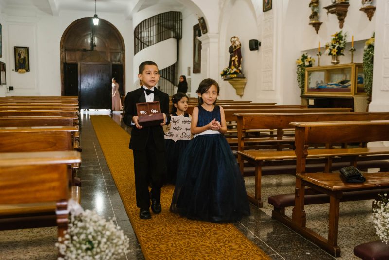 Boda-religiosa-Julio_y_Marella-bodas_Juan_Salazar-wedding-pareja-compromiso-wedding_day-boda-Guatemala-restaurante_el_adobe