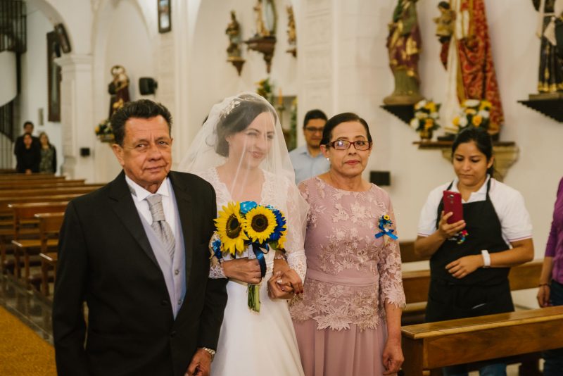 Boda-religiosa-Julio_y_Marella-bodas_Juan_Salazar-wedding-pareja-compromiso-wedding_day-boda-Guatemala-restaurante_el_adobe