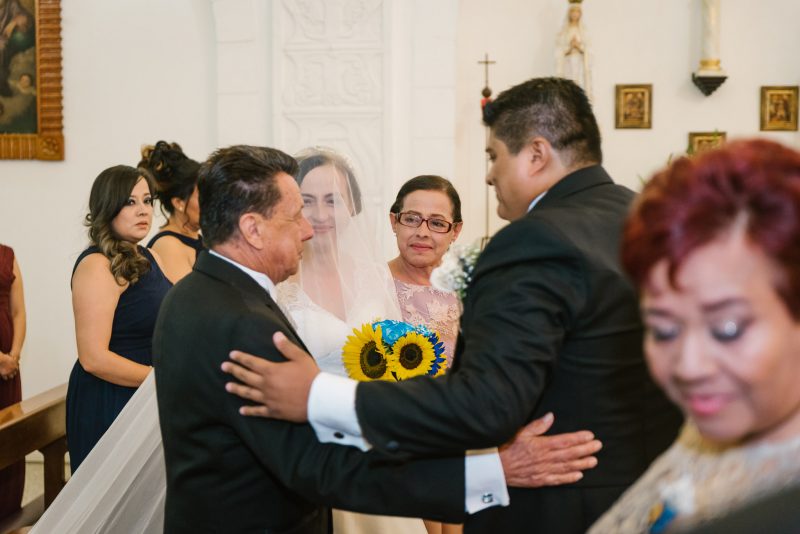 Boda-religiosa-Julio_y_Marella-bodas_Juan_Salazar-wedding-pareja-compromiso-wedding_day-boda-Guatemala-restaurante_el_adobe