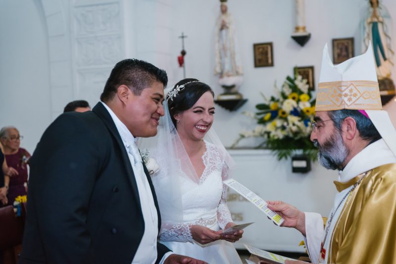 Boda-religiosa-Julio_y_Marella-bodas_Juan_Salazar-wedding-pareja-compromiso-wedding_day-boda-Guatemala-restaurante_el_adobe