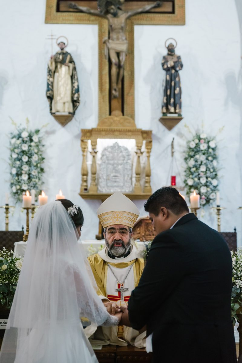 Boda-religiosa-Julio_y_Marella-bodas_Juan_Salazar-wedding-pareja-compromiso-wedding_day-boda-Guatemala-restaurante_el_adobe