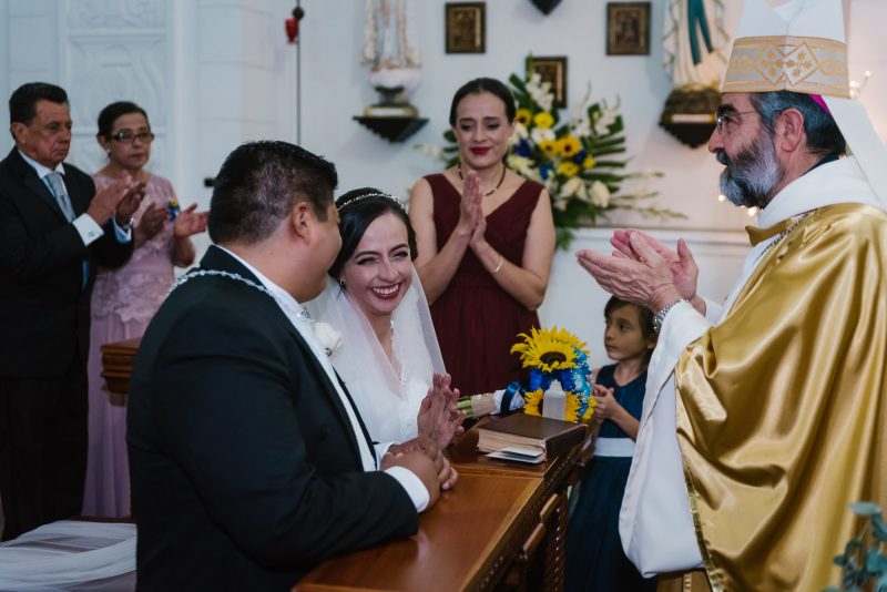 Boda-religiosa-Julio_y_Marella-bodas_Juan_Salazar-wedding-pareja-compromiso-wedding_day-boda-Guatemala-restaurante_el_adobe