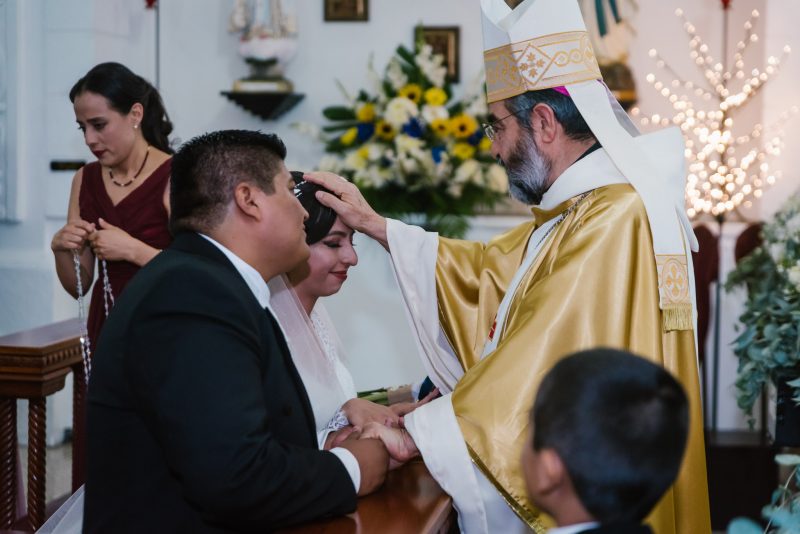 Boda-religiosa-Julio_y_Marella-bodas_Juan_Salazar-wedding-pareja-compromiso-wedding_day-boda-Guatemala-restaurante_el_adobe