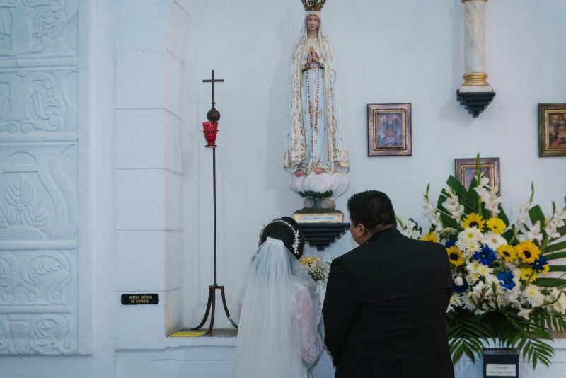 Boda-religiosa-Julio_y_Marella-bodas_Juan_Salazar-wedding-pareja-compromiso-wedding_day-boda-Guatemala-restaurante_el_adobe