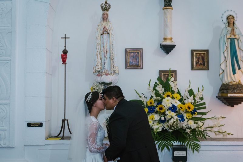 Boda-religiosa-Julio_y_Marella-bodas_Juan_Salazar-wedding-pareja-compromiso-wedding_day-boda-Guatemala-restaurante_el_adobe