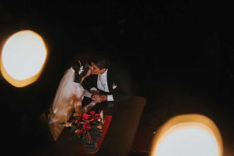 Boda-religiosa-Julio_y_Marella-bodas_Juan_Salazar-wedding-pareja-compromiso-wedding_day-boda-Guatemala-restaurante_el_adobe