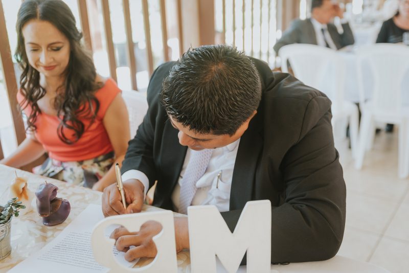 civil-Julio_y_Marella-bodas_Juan_Salazar-wedding-pareja-compromiso-wedding_day-boda