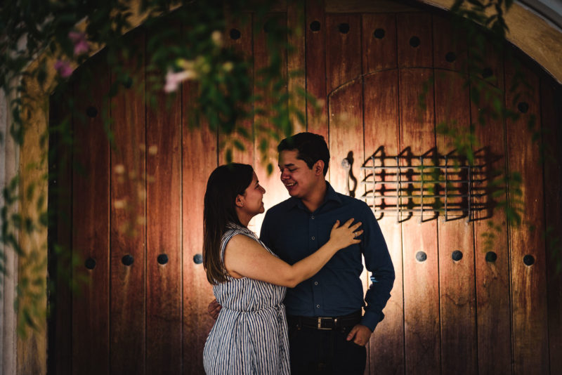 Pre-boda-Luis_y_Pame-Save_the_Date-couple-Bodas_juan_salazar-antigua_guatemala-love-sesion