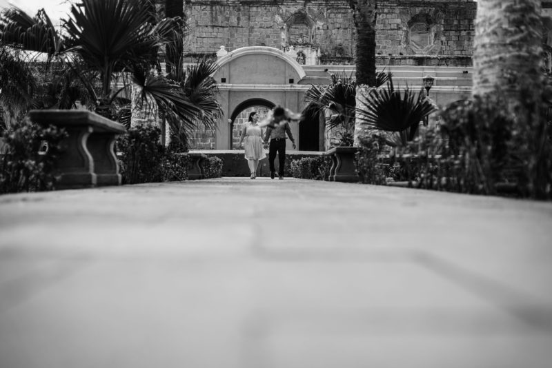 Pre-boda-Luis_y_Pame-Save_the_Date-couple-Bodas_juan_salazar-antigua_guatemala-love-sesion