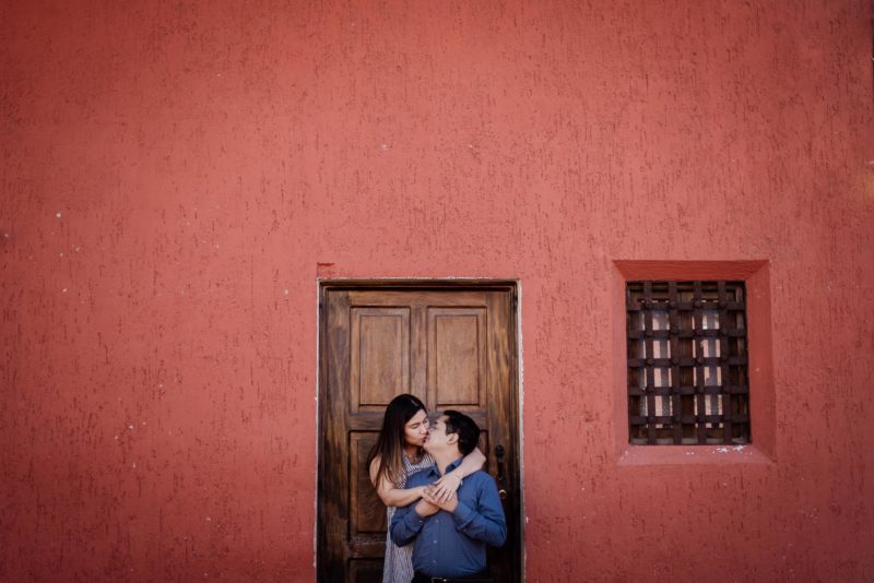 Pre-boda-Luis_y_Pame-Save_the_Date-couple-Bodas_juan_salazar-antigua_guatemala-love-sesion