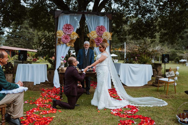 Boda-Marvin_Sheyra-elopement_wedding-family-Bodas_Juan_Salazar-Guatemala