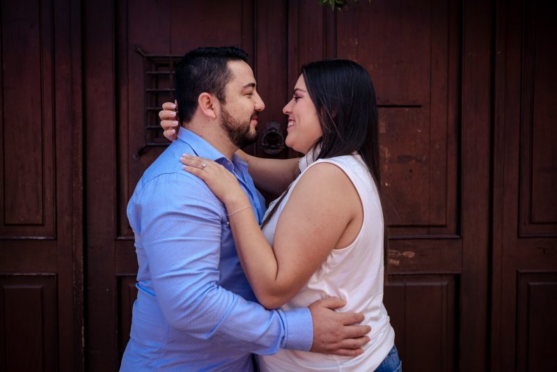 Beso en mano de novia con anillo de compromiso