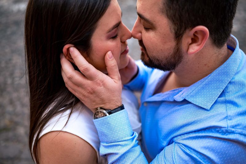 Beso en mano de novia con anillo de compromiso