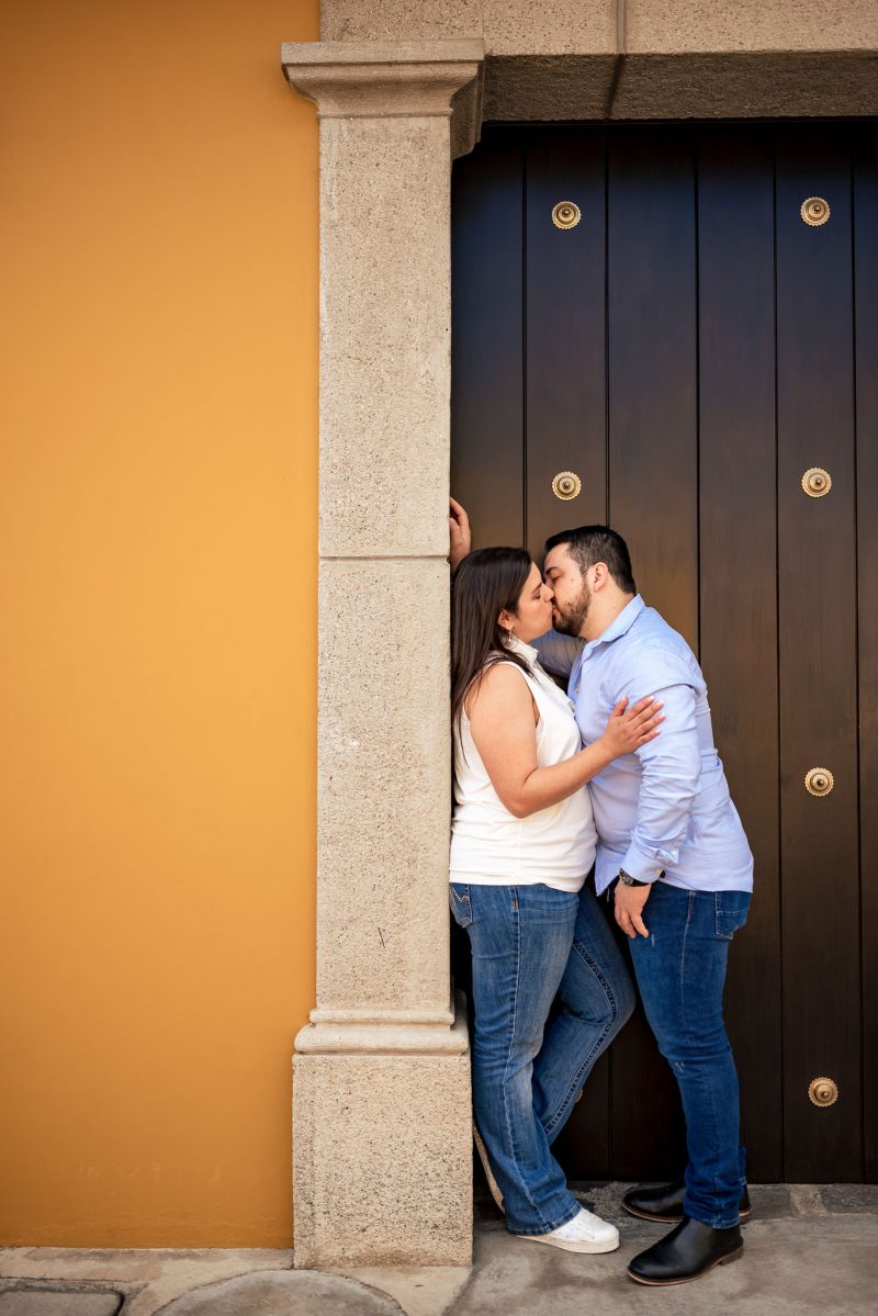 Beso en mano de novia con anillo de compromiso