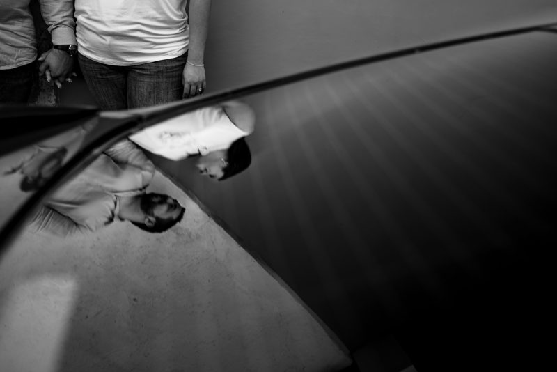 Beso en mano de novia con anillo de compromiso