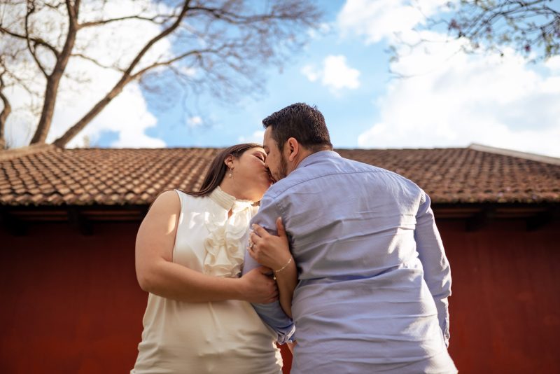 Beso en mano de novia con anillo de compromiso