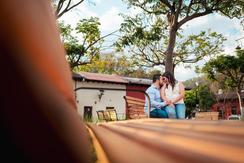 Beso en mano de novia con anillo de compromiso