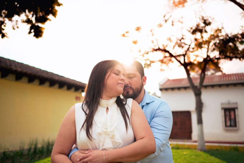 Beso en mano de novia con anillo de compromiso