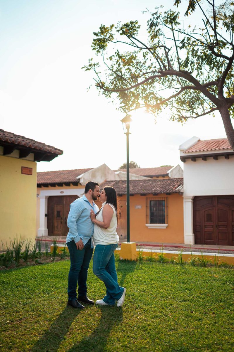 Beso en mano de novia con anillo de compromiso