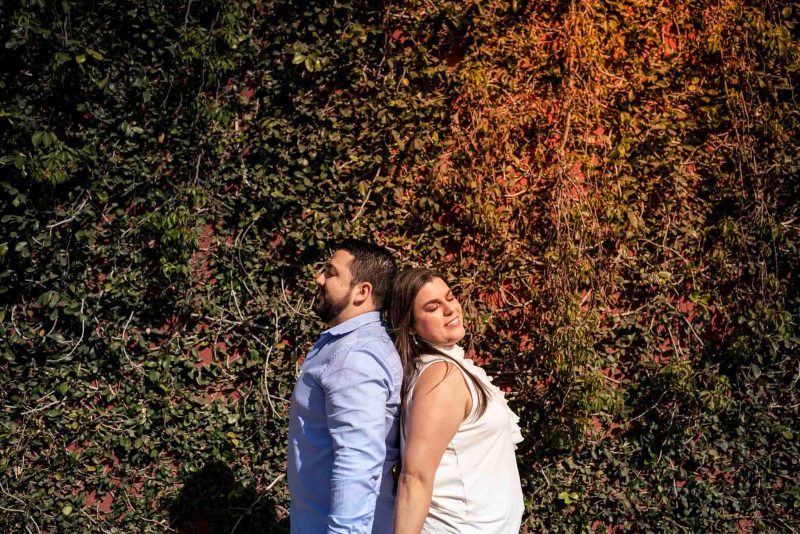 Beso en mano de novia con anillo de compromiso