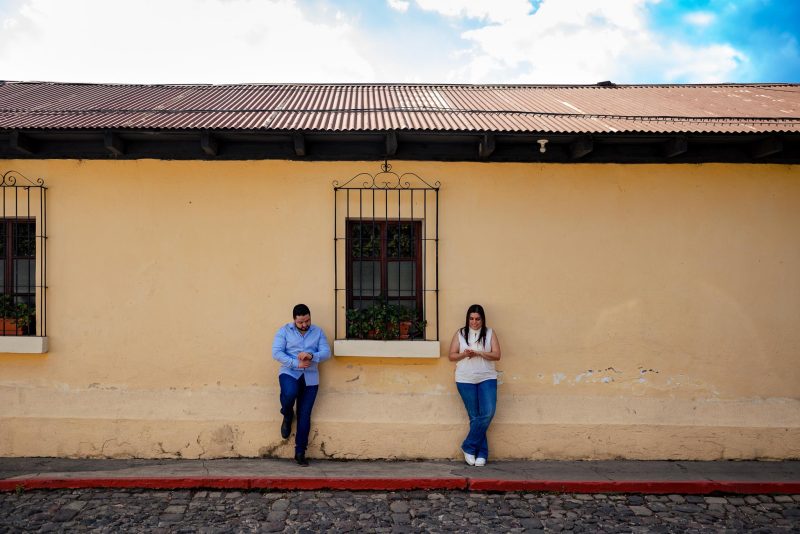 Beso en mano de novia con anillo de compromiso