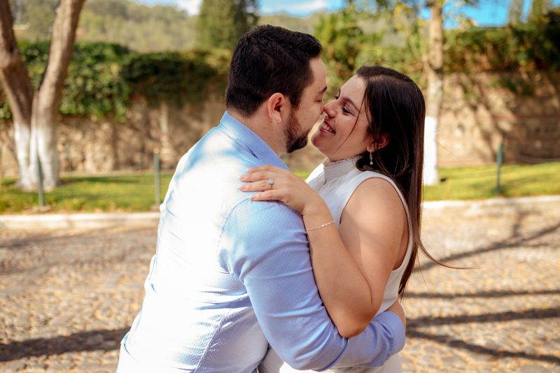 Beso en mano de novia con anillo de compromiso