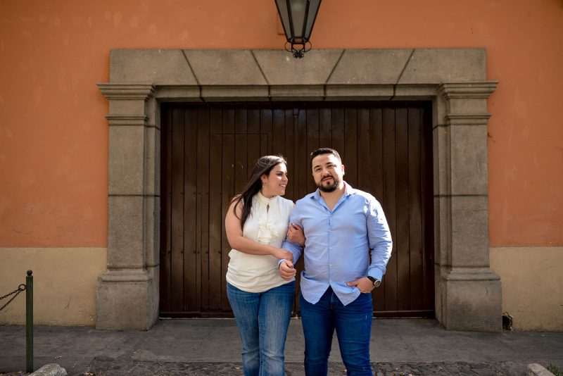 Beso en mano de novia con anillo de compromiso