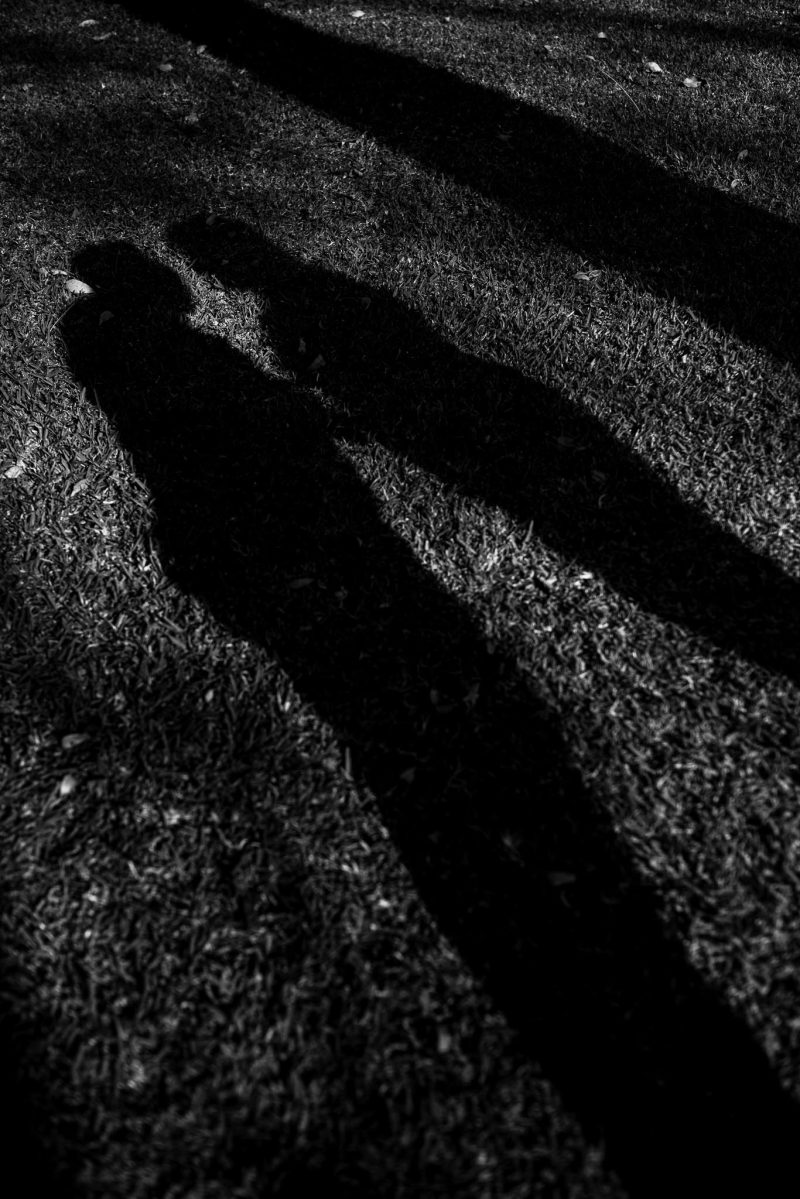 Beso en mano de novia con anillo de compromiso