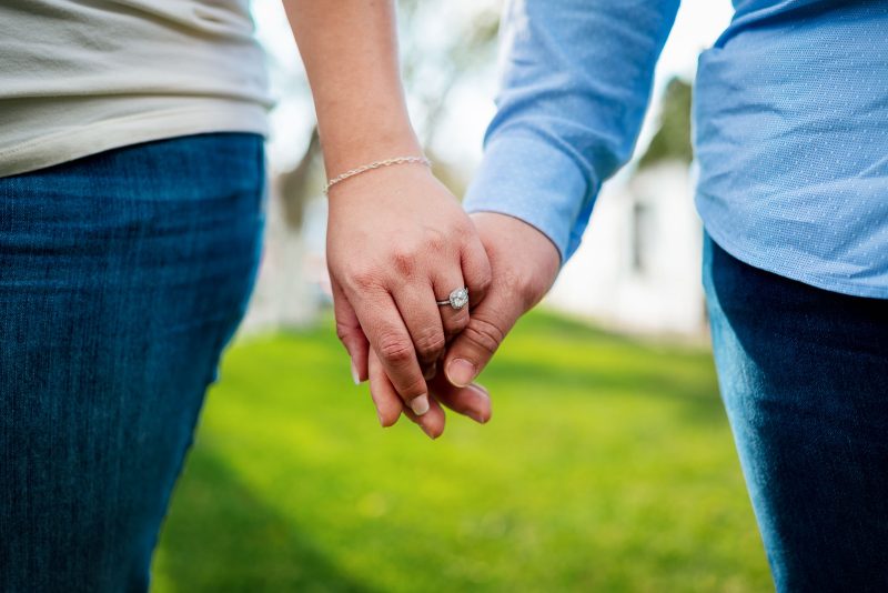 Beso en mano de novia con anillo de compromiso